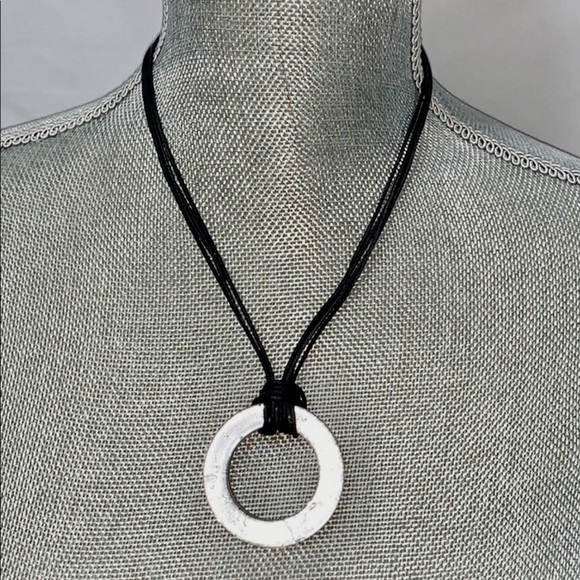 Stylish leather strand necklace with  ⭕️ pendant - Picture 1 of 2